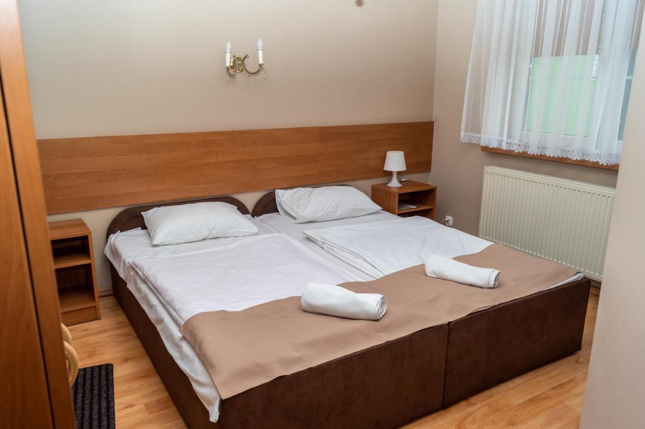 Dworek Zacisze Września Exteriör bild